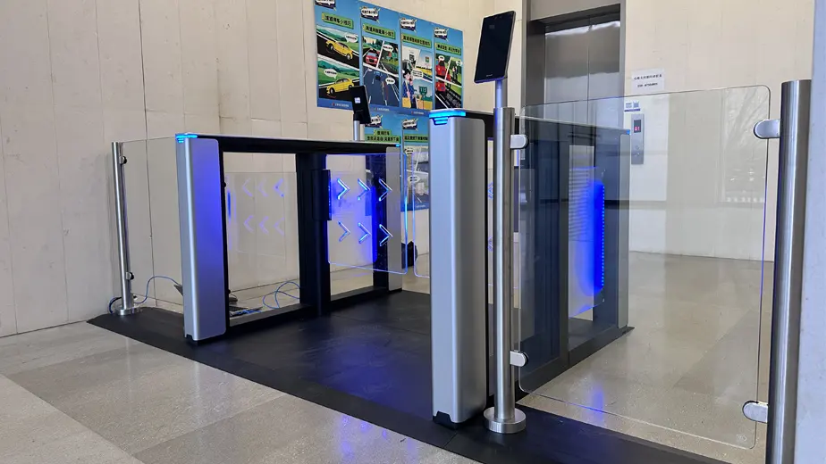 שער מהירות עם מערכת זיהוי פנים