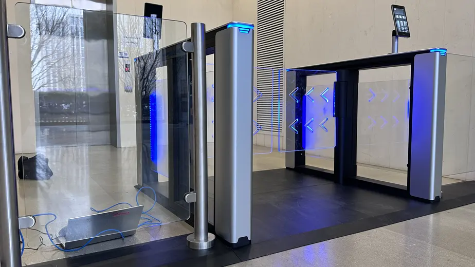 שער מהירות עם זיהוי פנים